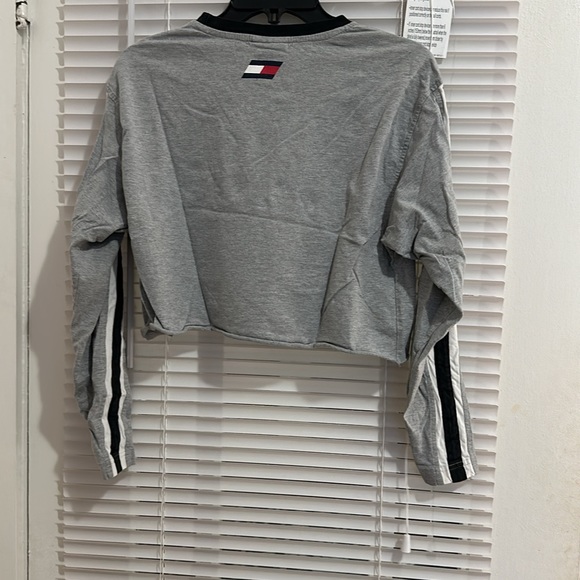 hilfiger athletics grey cropped long sleeve top! - Picture 4 of 4